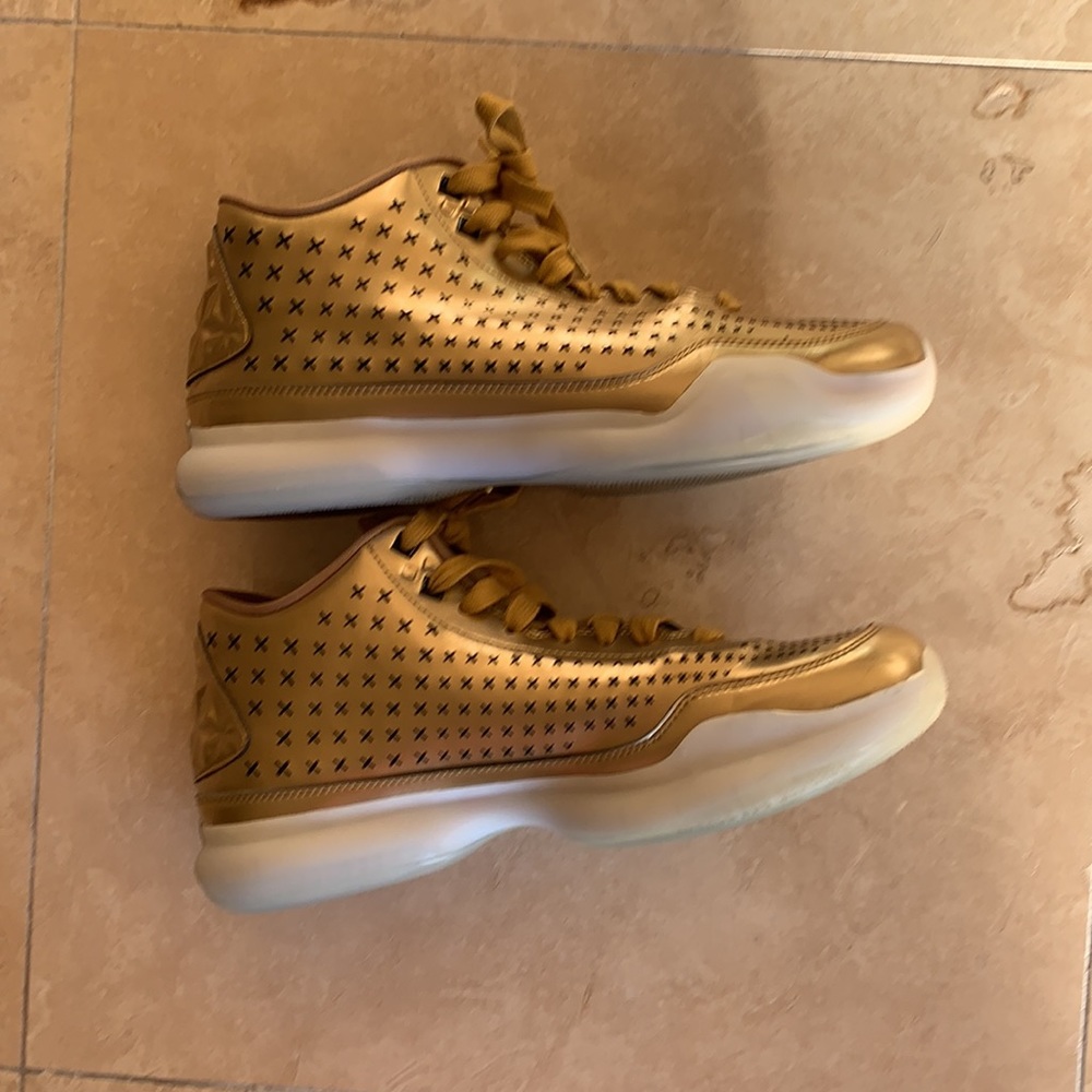 Authentic Men’s Nike KOBE X Mid EXT Gold Shoe - Picture 3 of 7